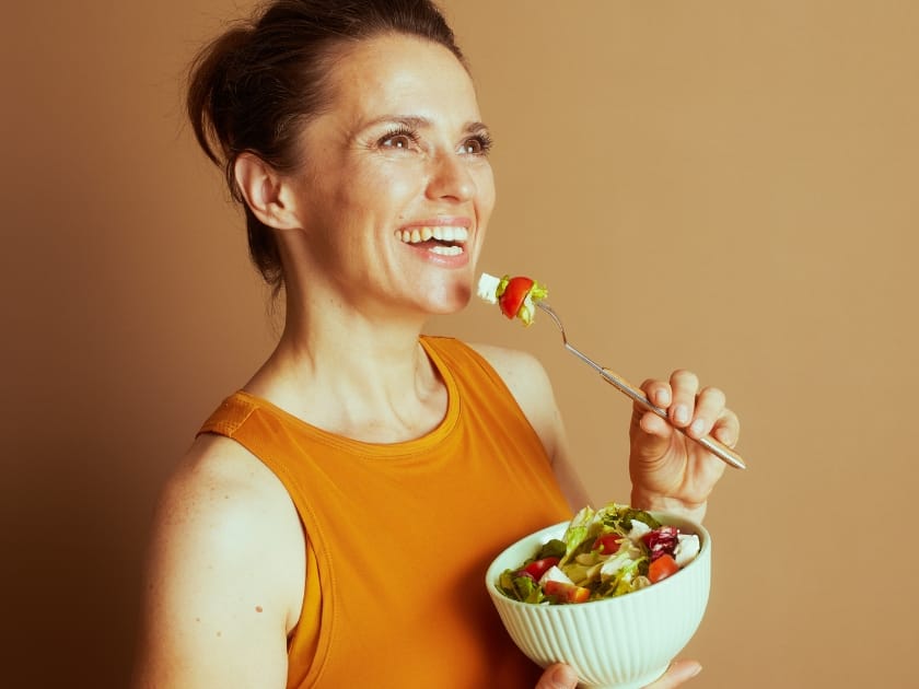 Immagine di una donna che mangia un'insalata