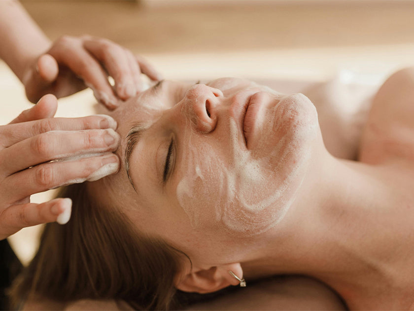 Peeling viso: a cosa serve e come farlo